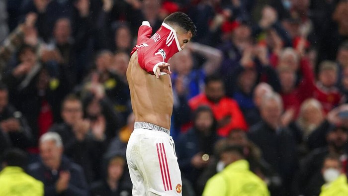 Manchester Uniteds Cristiano Ronaldo celebrates after scoring the match winning goal during the Champions League Group F soccer match between Manchester United and Villarreal at Old Trafford, Manchester, England, Wednesday, Sept. 29, 2021. (AP Photo/Dave Thompson)