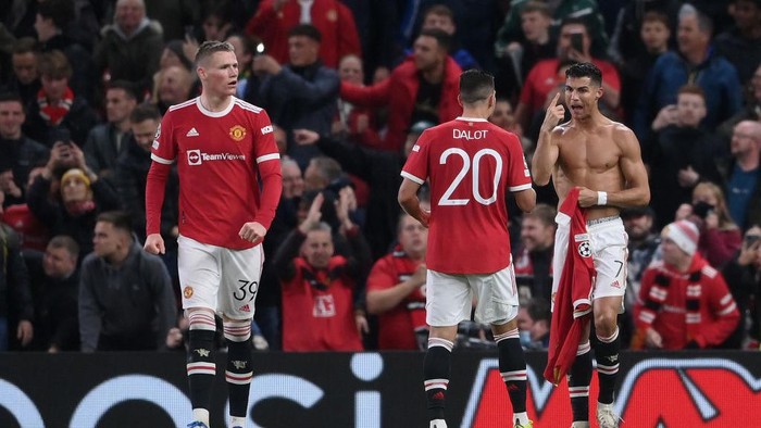 MANCHESTER, ENGLAND - SEPTEMBER 29: Cristiano Ronaldo of Manchester United celebrates with Diogo Dalot after scoring their sides second goal during the UEFA Champions League group F match between Manchester United and Villarreal CF at Old Trafford on September 29, 2021 in Manchester, England. (Photo by Laurence Griffiths/Getty Images)