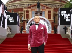 Pakai Jas Pink, Gaya Daniel Craig di Premier No Time To Die Diejek