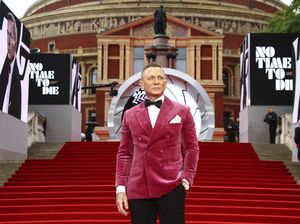 Pakai Jas Pink, Gaya Daniel Craig di Premier No Time To Die Diejek Pakai Jas Pink, Gaya Daniel Craig di Premier No Time To Die Diejek