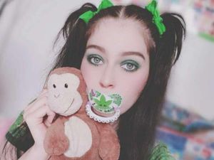 Tak Mau Jadi Dewasa, Wanita 24 Tahun Ini Pakai Atribut Bayi Sampai Ngempeng