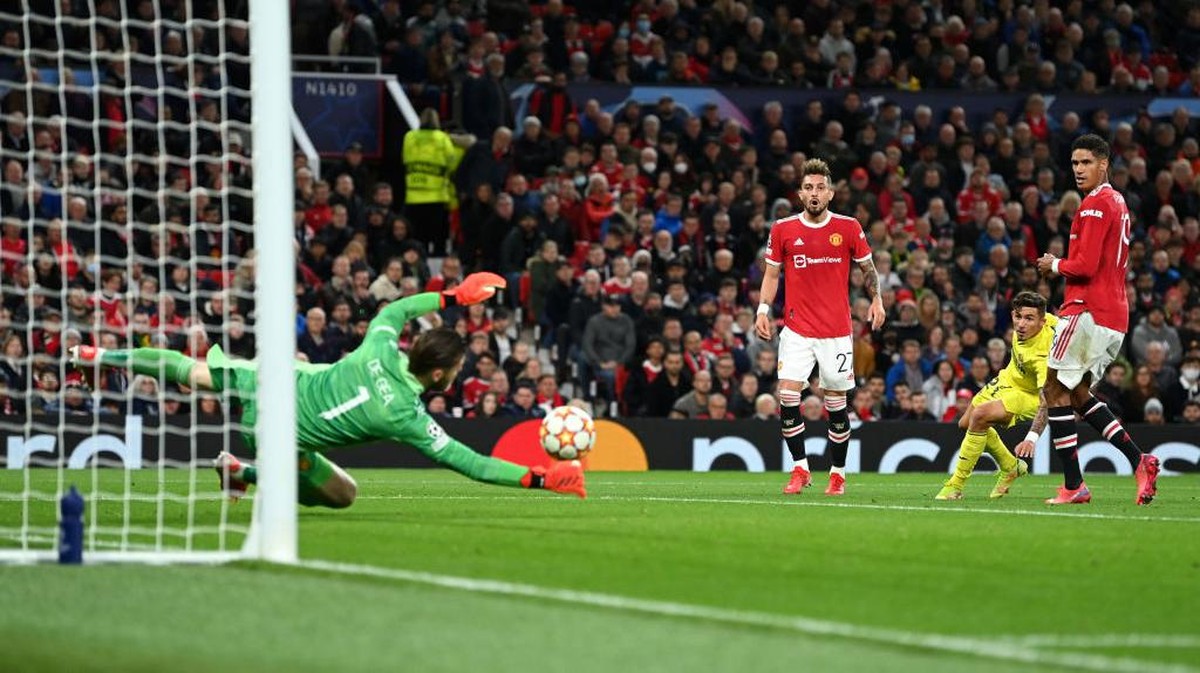 David de Gea melakukan empat penyelamatan penting di babak pertama saat Manchester United menang 2-1 atas Villarreal di Liga Champions (Foto: Getty Images/Michael Regan)