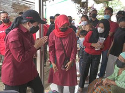 Tinjau Vaksinasi, Puan Disambut Warga Sampai Dibekali Kerupuk