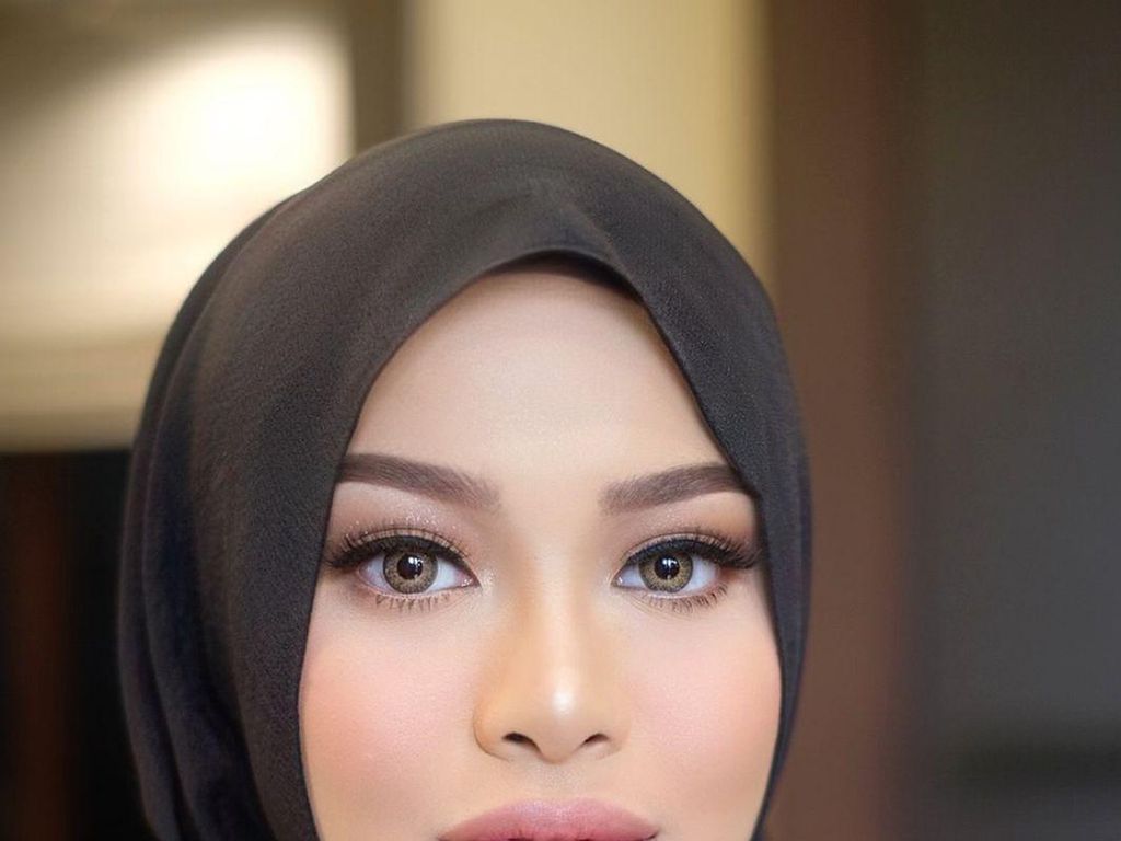 Kisah 10 Artis dan Selebgram yang Mantap Pakai Hijab di 2021 Kisah 10 Artis dan Selebgram yang Mantap Pakai Hijab di 2021