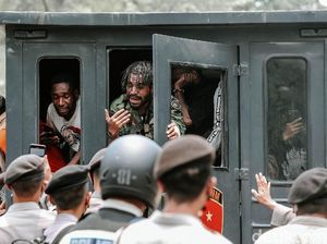 Momen Polisi Bubarkan Demo Aktivis Papua di Kedubes AS Momen Polisi Bubarkan Demo Aktivis Papua di Kedubes AS