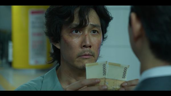 8 Foto Lee Jung Jae Juara Squid Game, Penampilan di Dunia Nyata Bikin Kaget