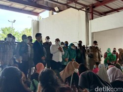 Hibur Warga Antre Vaksin, Gubsu Nyanyi Setulus Hatimu Semurni Cintamu