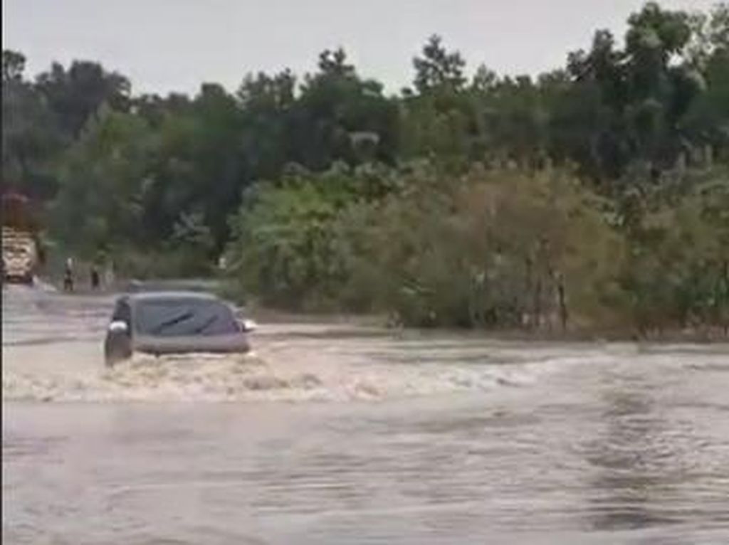 Viral Innova Lintasi Banjir Sampai Air Tutupi Kap Mesin