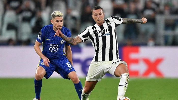 TURIN, ITALY - SEPTEMBER 29: Federico Bernardeschi of Juventus battles for possession with Jorginho of Chelsea during the UEFA Champions League group H match between Juventus and Chelsea FC at the Juventus Stadium on September 29, 2021 in Turin, Italy. (Photo by Valerio Pennicino/Getty Images)