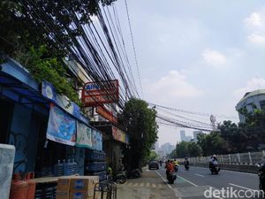 Sudah 30 September, Kabel-kabel Mampang Prapatan Belum Juga Masuk Tanah Sudah 30 September, Kabel-kabel Mampang Prapatan Belum Juga Masuk Tanah
