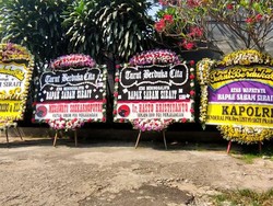 Karangan Bunga Dukacita Berjejer di Kediaman Mendiang Sabam Sirait