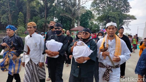 Potret Upacara Adat Kawin Cai di Kuningan