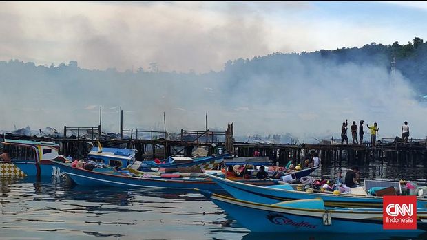Kebakaran hebat melanda kawasan pemukiman padat penduduk di kompleks Borobudur, Kelurahan Padarni, Distrik Manokwari, Kabupaten Manokwari, Kamis (30/9) siang tadi.Kebakaran Hebat di Manokwari, Ratusan Rumah Rata Dilahap Api