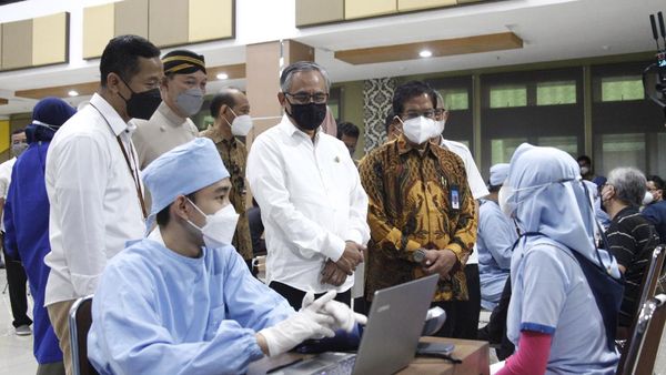 Momen Ketua Komisioner OJK Tinjau Vaksinasi untuk Negeri