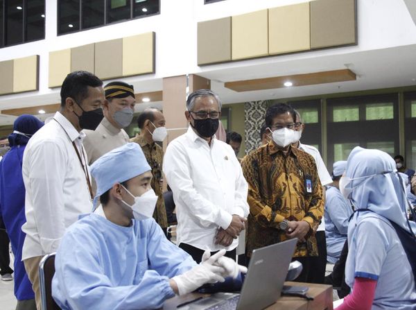 Momen Ketua Komisioner OJK Tinjau Vaksinasi untuk Negeri