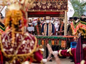 Kunjungi Desa Rigis Jaya, Menparekraf Sandiaga Uno Disambut Meriah