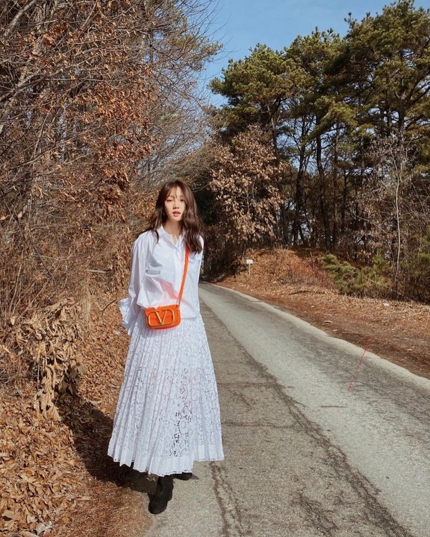 Lee Sung Kyung/ Foto: Style outfit lace ala Korea