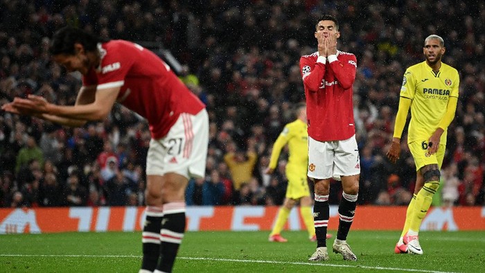 MANCHESTER, ENGLAND - SEPTEMBER 29: Cristiano Ronaldo of Manchester United reacts as Edinson Cavani of Manchester United misses a chance during the UEFA Champions League group F match between Manchester United and Villarreal CF at Old Trafford on September 29, 2021 in Manchester, England. (Photo by Michael Regan/Getty Images)