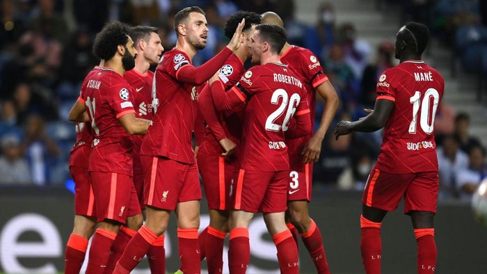 PORTO, PORTUGAL - SEPTEMBER 28: Mohamed Salah of Liverpool celebrates with team mates Jordan Henderson, Andrew Robertson and Sadio Mane after scoring their sides third goal during the UEFA Champions League group B match between FC Porto and Liverpool FC at Estadio do Dragao on September 28, 2021 in Porto, Portugal. (Photo by David Ramos/Getty Images)