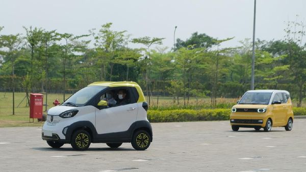 Luhut Jajal Mobil Listrik China Wuling di Cikarang