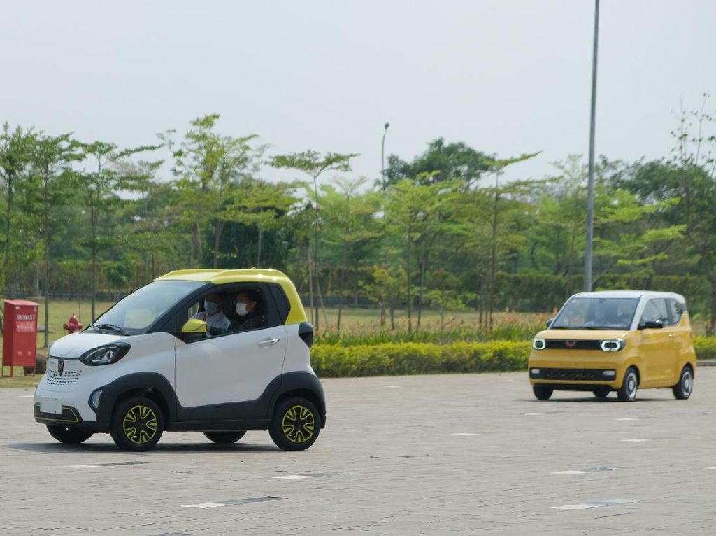Luhut Jajal Mobil Listrik China Wuling di Cikarang