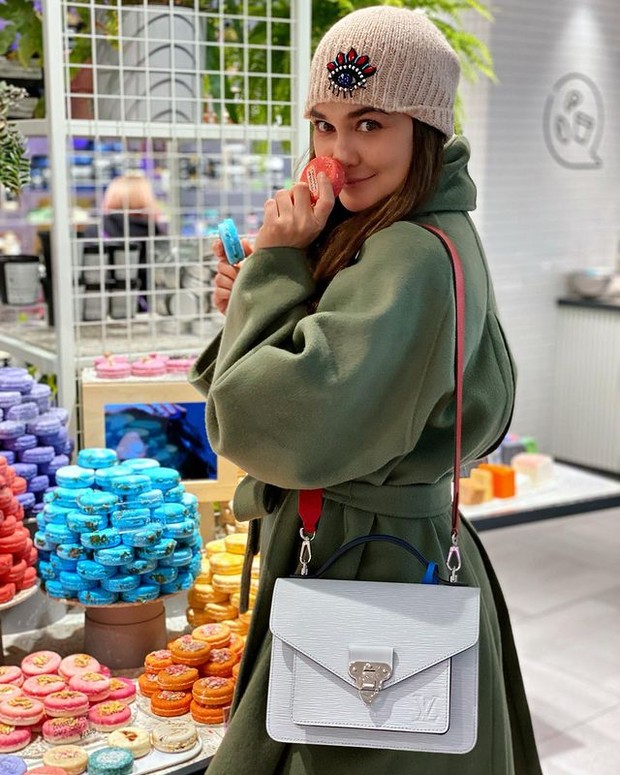 Luna Maya dengan Beanie Hat yang Dihiasi Embellishment Luna Maya dengan Beanie Hat yang Dihiasi Embellishment