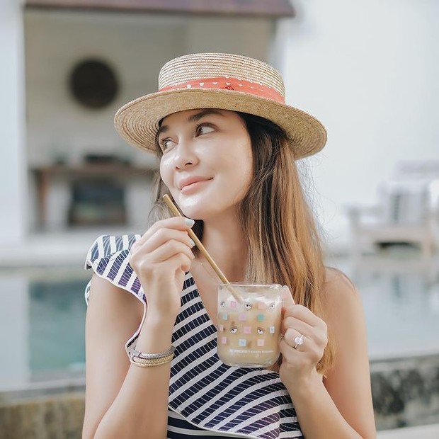 Luna Maya dengan Straw Hat Luna Maya dengan Straw Hat