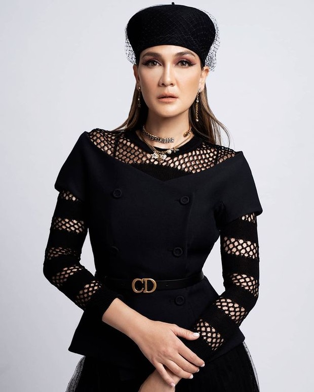 Luna Maya Tampil Elegan dengan Beret Hat Luna Maya Tampil Elegan dengan Beret Hat