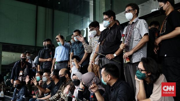 57 pegawai KPK yang dipecat dari lembaga meninggalkan Gedung Merah Putih KPK, Kuningan, Jakarta Selatan, Kamis (30/9/2021). CNN Indonesia/Andry Novelino