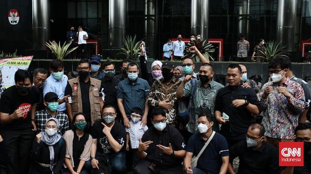 57 pegawai KPK yang dipecat dari lembaga meninggalkan Gedung Merah Putih KPK, Kuningan, Jakarta Selatan, Kamis (30/9/2021). CNN Indonesia/Andry Novelino