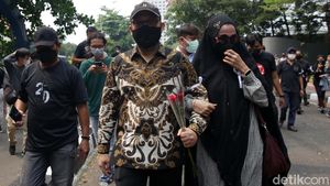 Momen Novel Baswedan Gandeng Istri Tinggalkan Gedung KPK