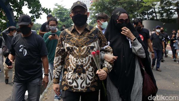 Momen Novel Baswedan Gandeng Istri Tinggalkan Gedung KPK