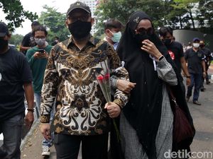 Momen Novel Baswedan Gandeng Istri Tinggalkan Gedung KPK