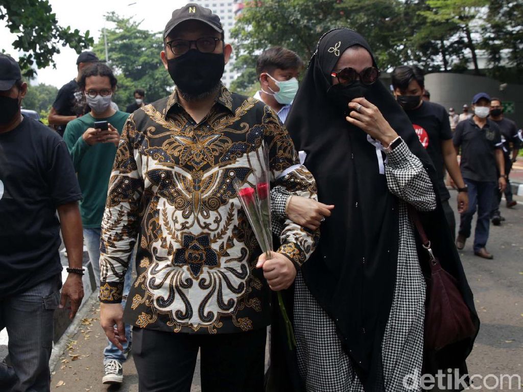 Momen Novel Baswedan Gandeng Istri Tinggalkan Gedung KPK Momen Novel Baswedan Gandeng Istri Tinggalkan Gedung KPK