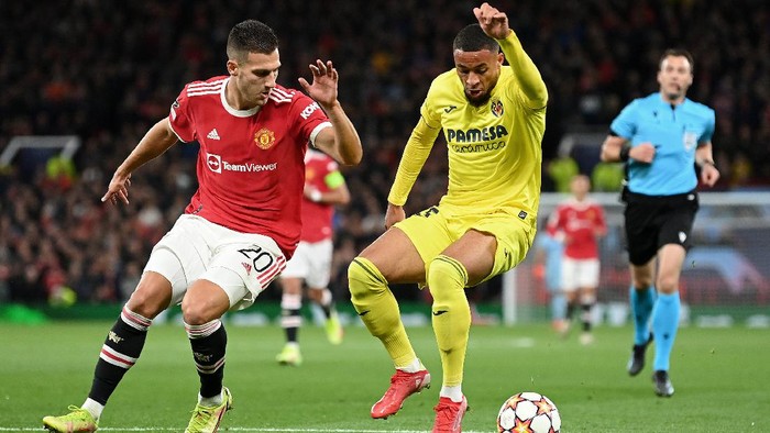MANCHESTER, ENGLAND - SEPTEMBER 29: Arnaut Danjuma of Villarreal CF battles for possession with Diogo Dalot of Manchester United during the UEFA Champions League group F match between Manchester United and Villarreal CF at Old Trafford on September 29, 2021 in Manchester, England. (Photo by Michael Regan/Getty Images)