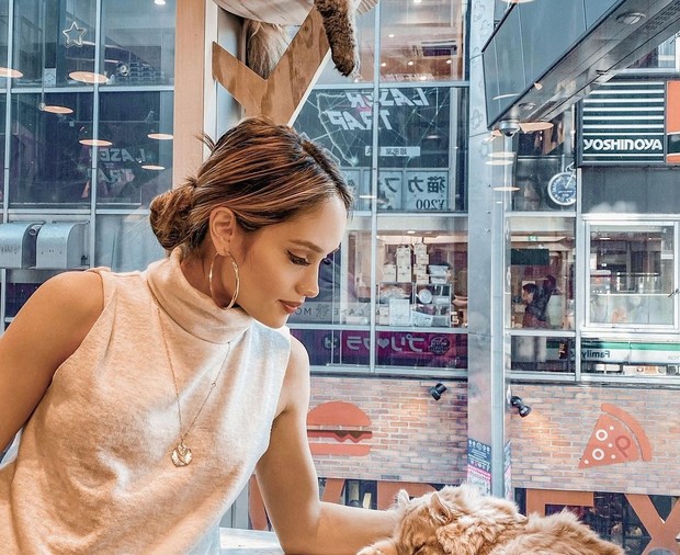 5 Kiat Tampil Stylish saat Zoom Meeting ala Cinta Laura Kiehl