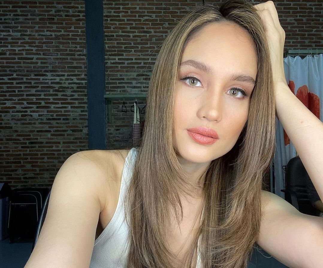 5 Kiat Tampil Stylish saat Zoom Meeting ala Cinta Laura Kiehl