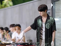Pesta BBQ ala NCT 127, Doyoung Jadi Juru Masaknya!