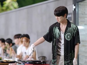 Pesta BBQ ala NCT 127, Doyoung Jadi Juru Masaknya! Pesta BBQ ala NCT 127, Doyoung Jadi Juru Masaknya!