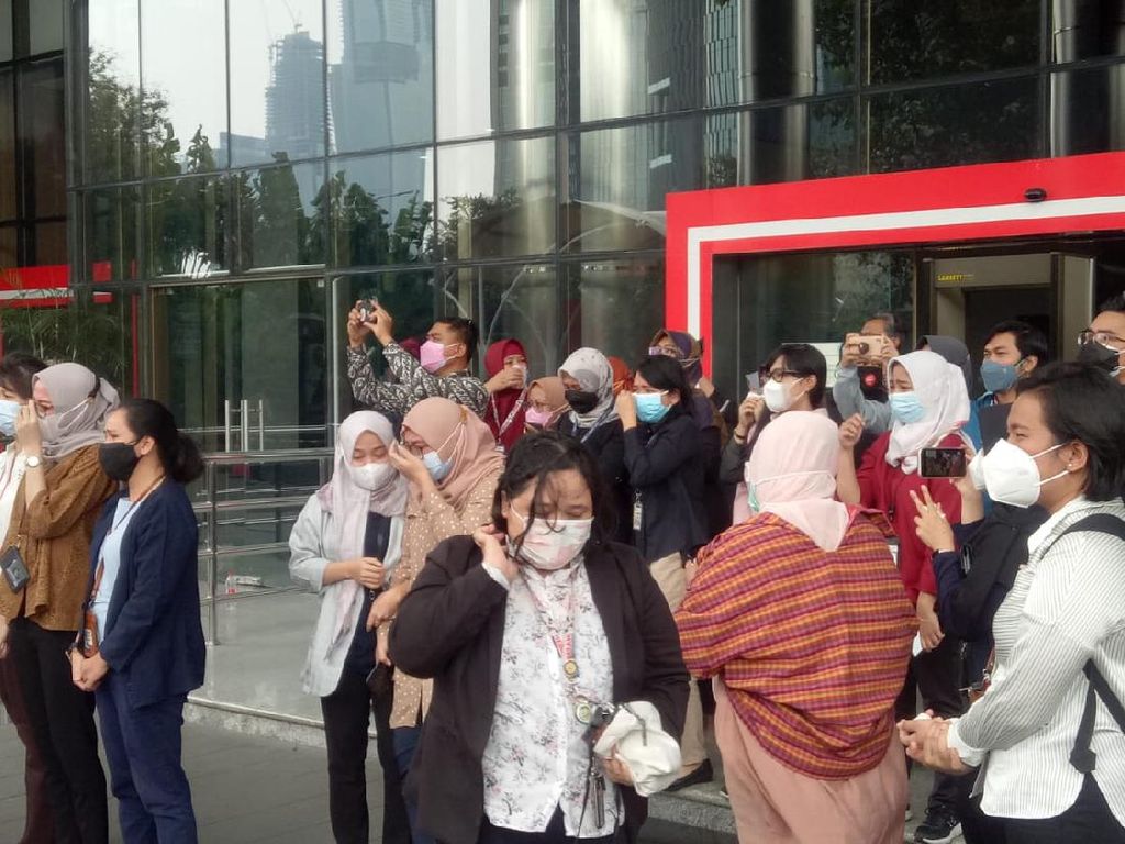 Pecah Tangis Pegawai Aktif KPK Lepas Kepergian Novel Baswedan dkk Pecah Tangis Pegawai Aktif KPK Lepas Kepergian Novel Baswedan dkk