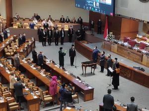 Momen Lodewijk F Paulus Dilantik Jadi Waka DPR Gantikan Azis