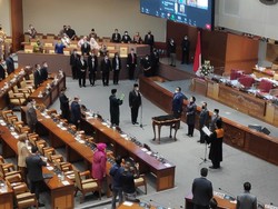 Momen Lodewijk F Paulus Dilantik Jadi Waka DPR Gantikan Azis