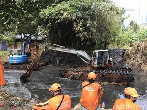 Pemkot Jaksel Keruk Kali Krukut Antisipasi Banjir di Kemang Pemkot Jaksel Keruk Kali Krukut Antisipasi Banjir di Kemang