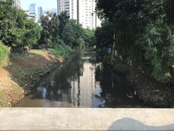 Cegah Banjir, Pemkot Jaksel Keruk Kali Krukut Jalan Gatsu-Sudirman