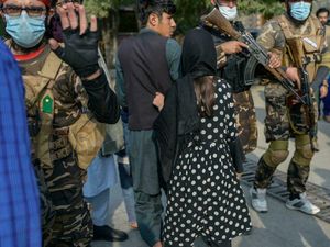 Teganya Taliban Lawan Pendemo Wanita Pakai Semprotan Merica Teganya Taliban Lawan Pendemo Wanita Pakai Semprotan Merica