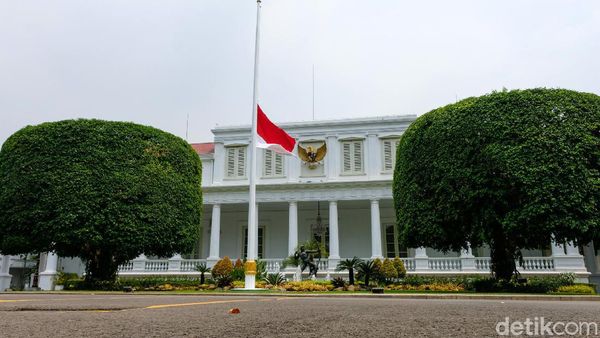 Potret Bendera Setengah Tiang di Istana Negara-Kantor Pemerintah Bandung
