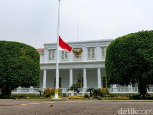 Potret Bendera Setengah Tiang di Istana Negara-Kantor Pemerintah Bandung
