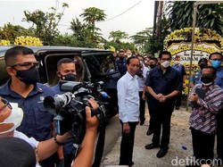 Jokowi Melayat ke Rumah Duka Sabam Sirait