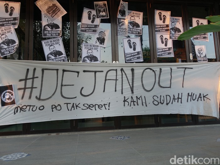 Spanduk protes suporter PSS yang meminta Dejan Antonic menanggalkan jabatannya sebagai pelatih PSS.