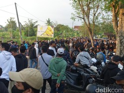 Ratusan Suporter Serbu Omah PSS, Teriakkan Dejan Out